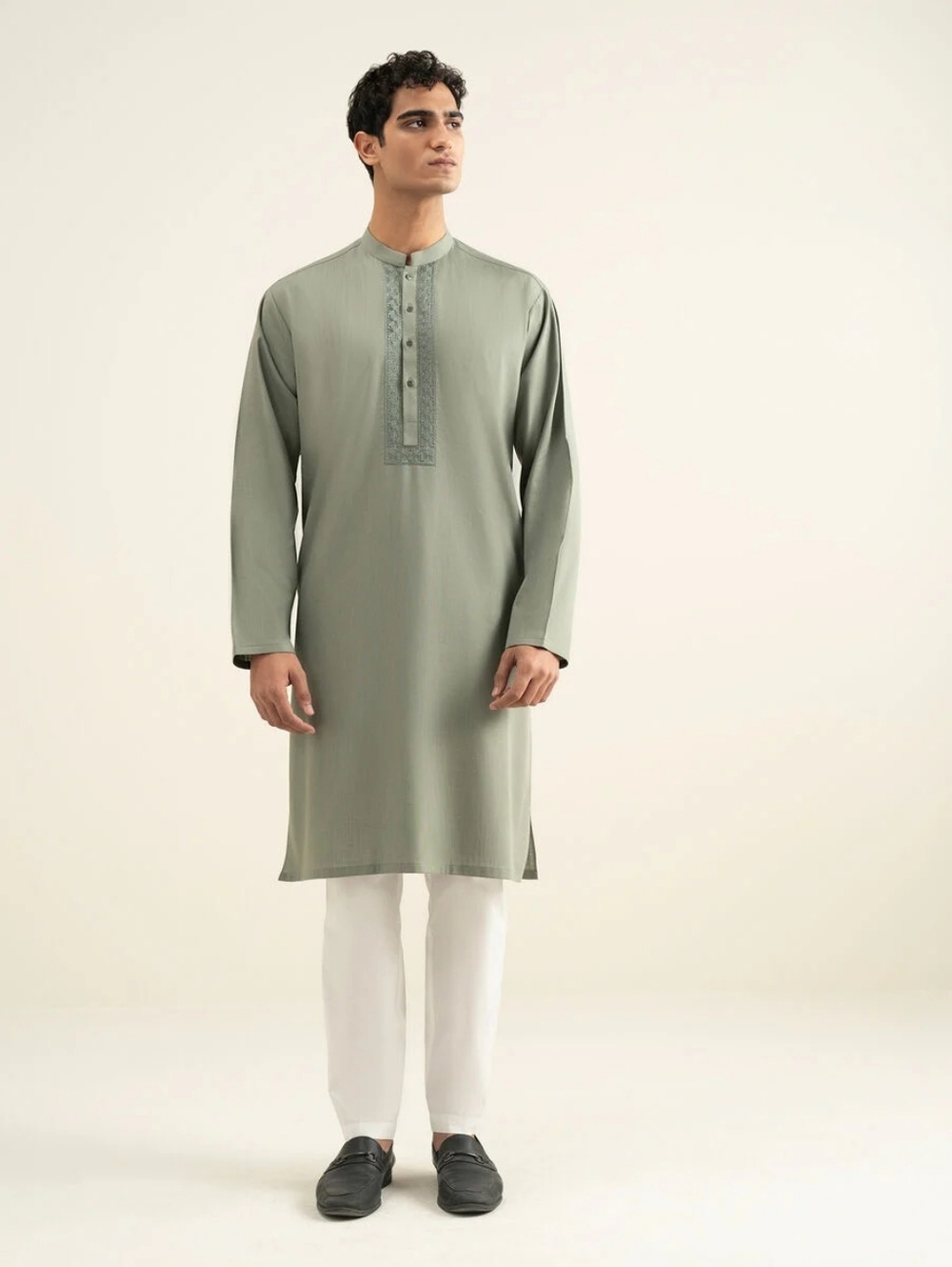 Men's Embroidered Kurta By Sapphire